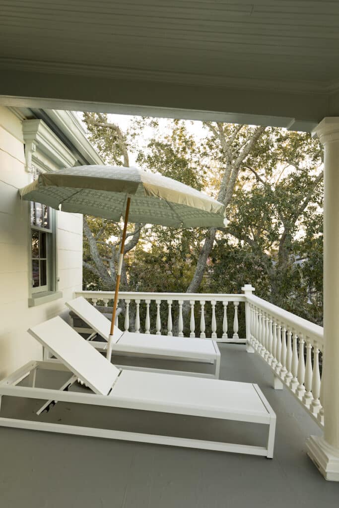 the nicholas room 301 white veranda beach chairs